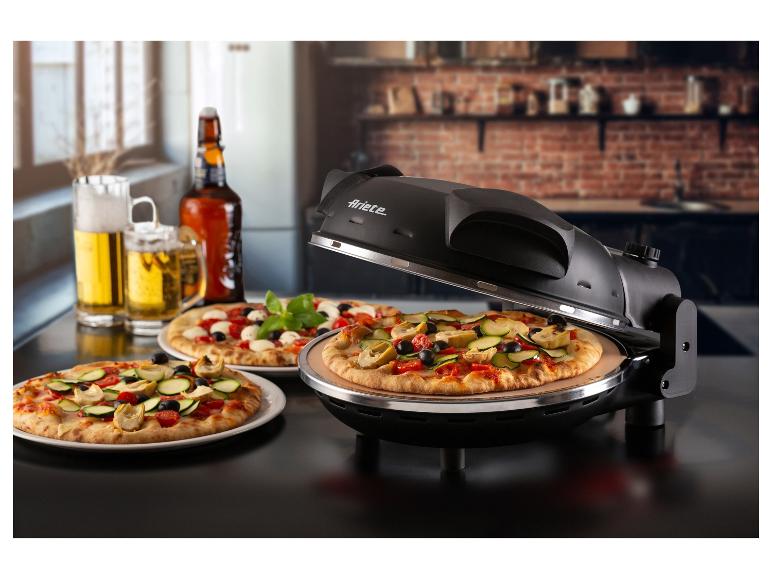 Pizza in een pizzaoven, twee pizza's op borden en bier op een tafel.