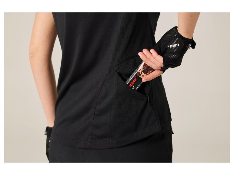 Vrouw in zwarte top en handschoenen, pakt een energiereep uit een zijzak.