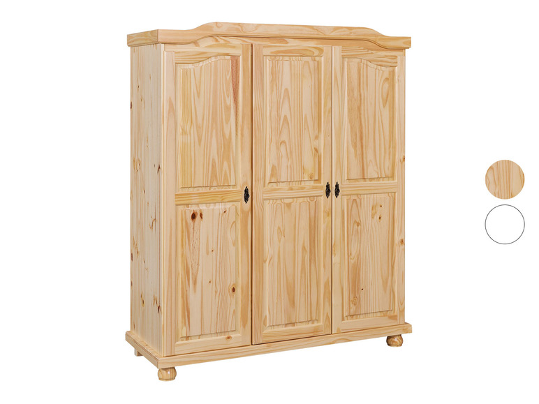 Een houten kledingkast met drie deuren.