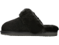 Zwarte pantoffel van imitatiebont met dikke zool en decoratieve stiksels.