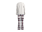 Achteraanzicht van een damespyjama met een witte top met lange mouwen en een geruite broek