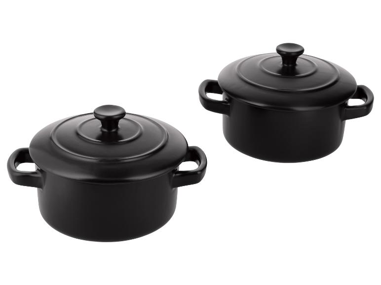 Twee zwarte keramische eenpersoons ovenschalen met deksels.