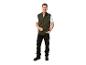 Man in groen fleecevest, wit T-shirt en zwarte werkbroek.