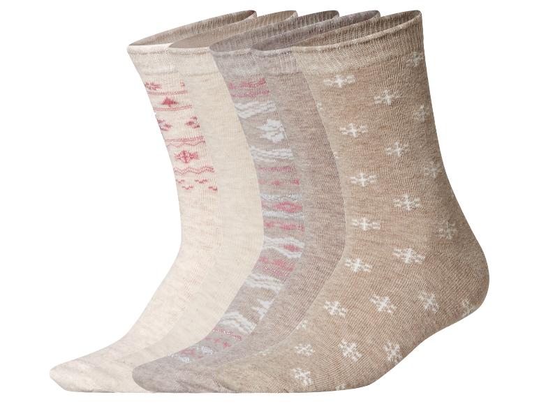 Set van vijf paar beige sokken met diverse patronen, waaronder roze en witte sneeuwvlokken.