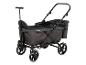 Zwarte kinderwagen met verstelbare handgreep en wielen met witte randen.