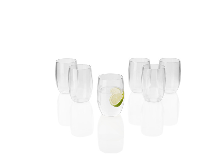 Zes glazen, een met water en limoen.