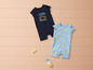 Twee baby-rompers met een zonneschijn-thema.