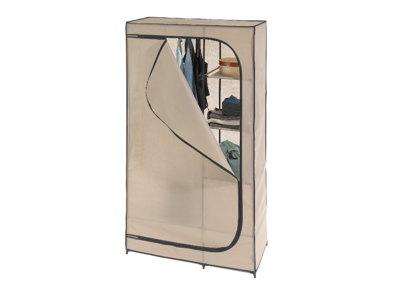 Een beige textiel kledingkast met kleding en accessoires.