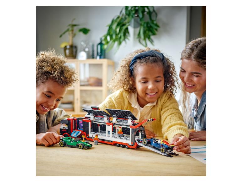 Kinderen en een volwassene spelen met een LEGO Speed Champions bouwset.