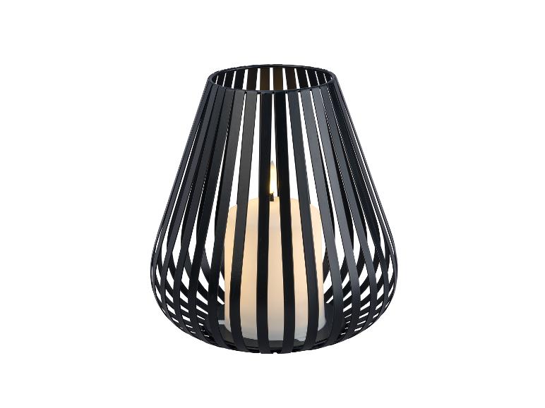 Zwarte metalen kaarsenhouder met een witte kaars.