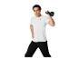 Man in wit T-shirt en zwarte broek met een zwarte kettlebell.