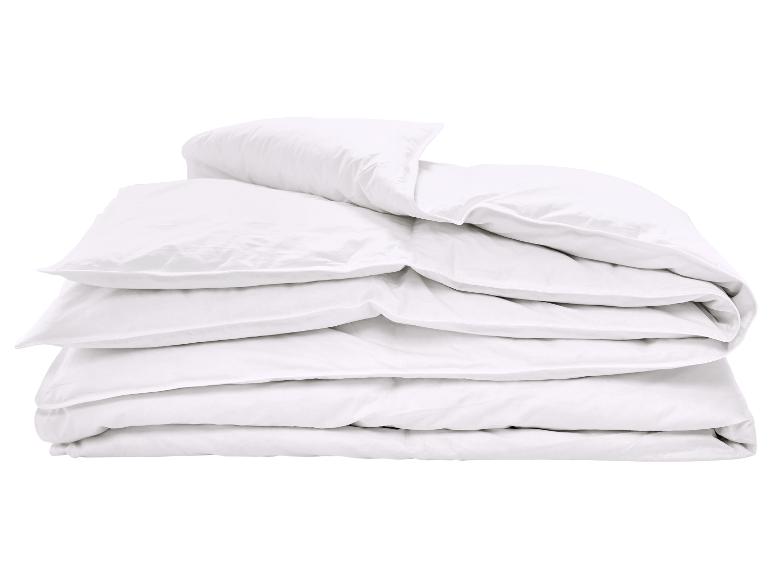 Stapel witte, zachte kussens en dekbedden