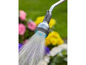 Een sproei-kop met een brede straal water, die bloemen besproeit.