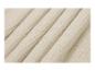 Detail van beige mousseline stof met zachte plooien.
