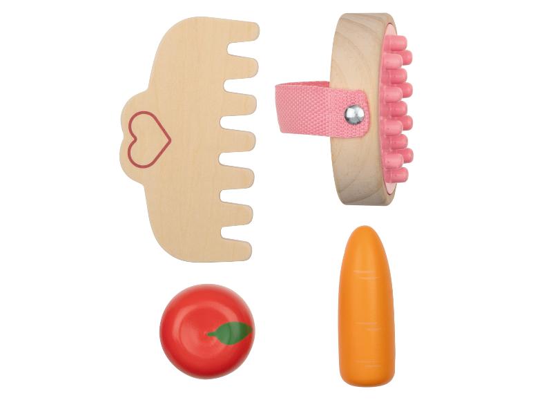 Een houten kam, borstel, appel en wortel.