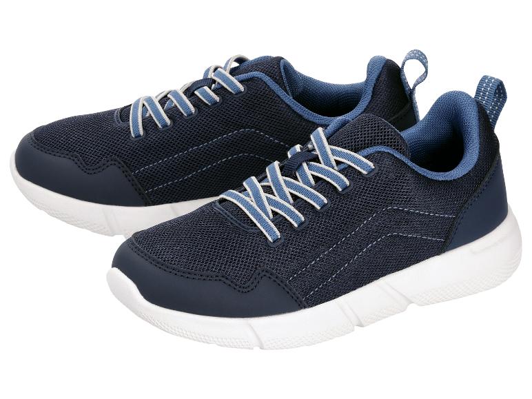 Een paar blauwe sportschoenen met witte en blauwe veters.