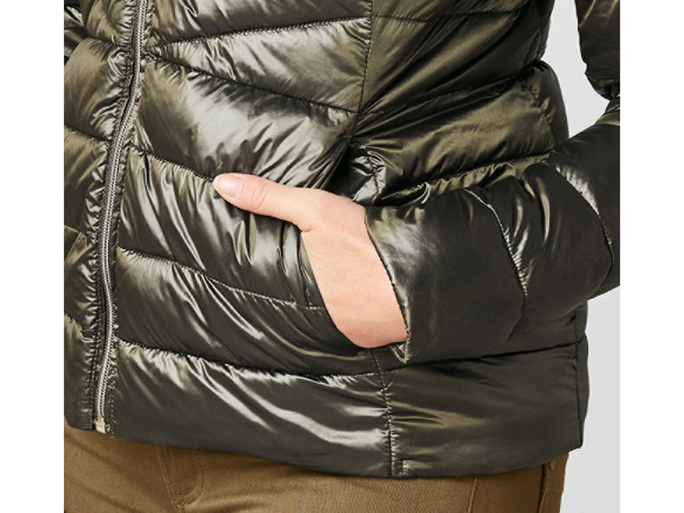 Een donkergroene gewatteerde jas met een ritssluiting.