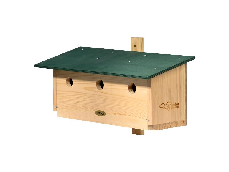 Houten vogelhuisje met groen dak en drie ingangsopeningen.