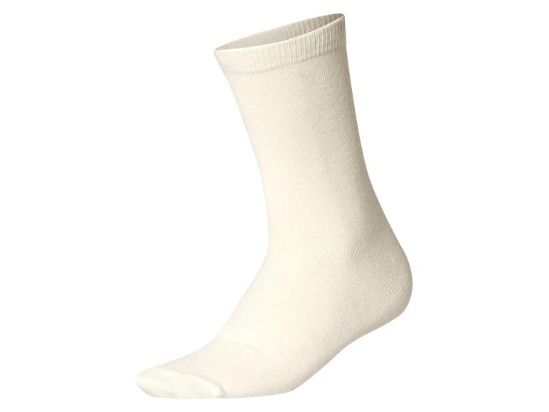 Beige sok op een witte achtergrond