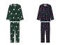 Twee kerstpyjama sets met patronen van de Kerstman en kerstlekkernijen.