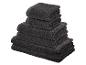 Stapel donkergrijze badstof handdoeken in verschillende maten.