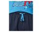 Jongenspyjama met blauw T-shirt en marineblauwe korte broek met trekkoord.