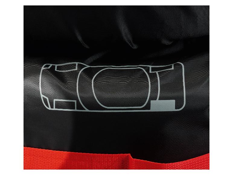 Detail van een zwarte sporttas met rode details en logo.