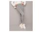 Grijze leggings en witte sneakers.