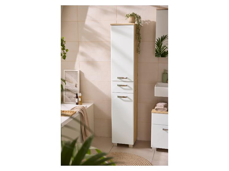 Badkamermeubels: witte hoge kast en wastafelonderkast met houtlook details.