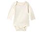 Een crèmekleurige babybody met lange mouwen.