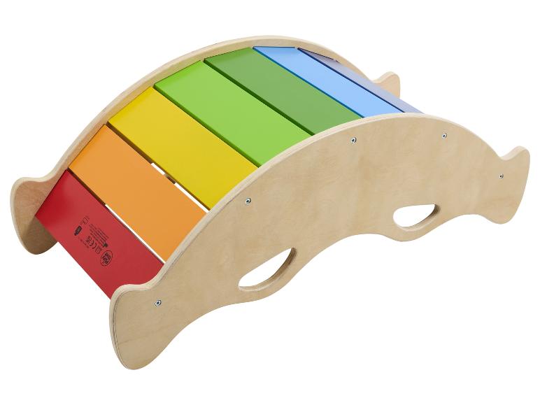 Gebogen houten balansbord met regenboogkleurige latten