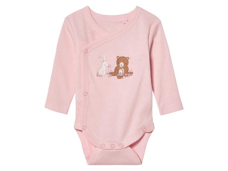 Roze babybody met konijn- en berenprint.