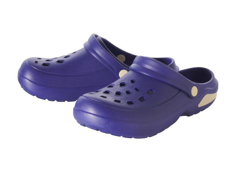 Twee paar blauwe klompen.