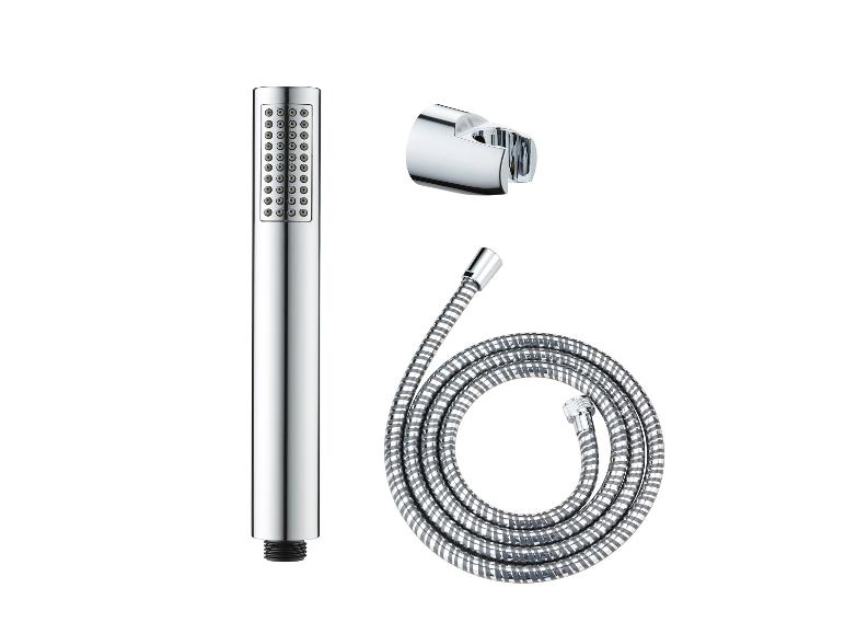 Een chromen douchekop, een wandbevestiging en een doucheslang.