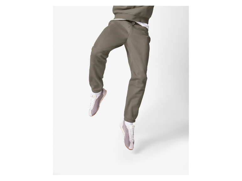 Kaki joggingbroek en witte sneakers.