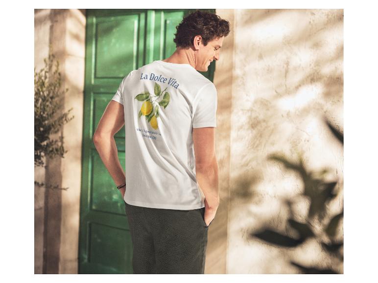 Man in een ESMARA MEN T-shirt en een donkere Herren Shorts korte broek.