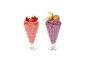 Twee ijscoupes met fruit en garnering, één roze en één paars.