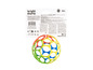 Een Bright Starts gekleurde bal met gaatjes voor baby's.