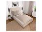 Moderne slaapkamer met een beige bed, bijpassend beddengoed, nachtkastjes en wanddecoraties.