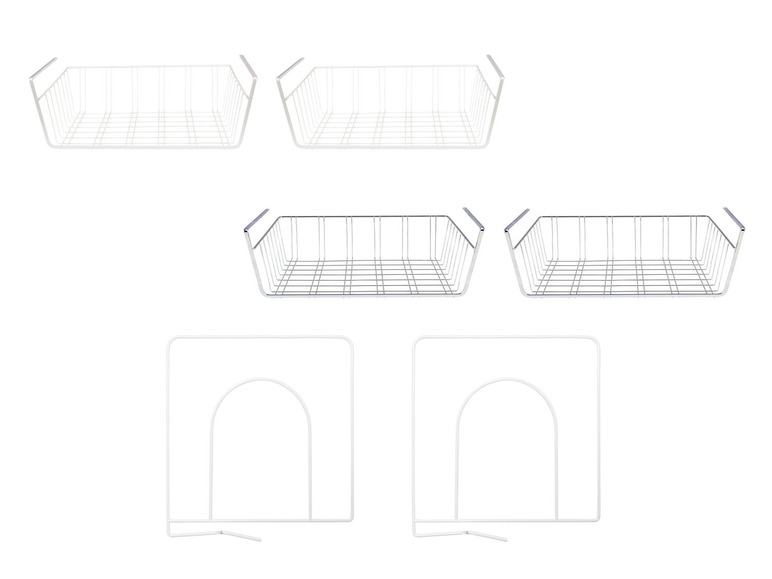 Witte en zilveren draadmanden en metalen rekken voor opslag.
