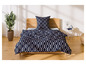 Een donkerblauw dekbedovertrek met wit geometrisch patroon op een bed.