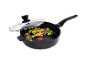 Diepe pan met deksel en geroosterde spruitjes.