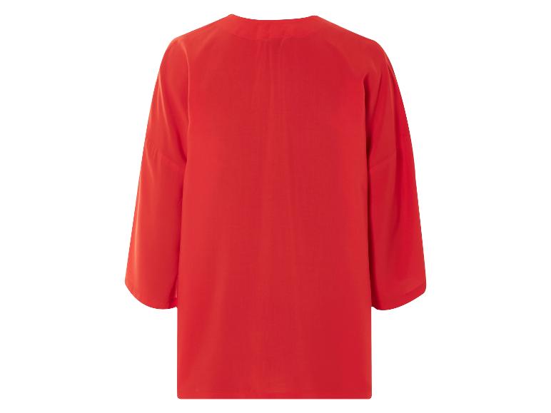 Rode blouse met driekwartmouwen.