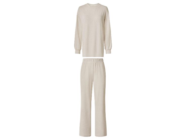 Tweedelige beige pyjamaset met lange mouwen top en wijde broek.