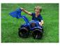Jongen speelt met blauwe graafmachine op groen gras.