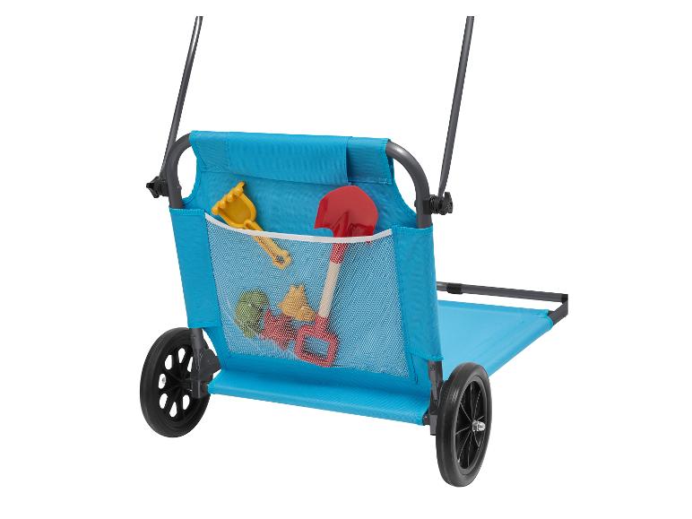 Blauwe ligstoel op wielen met strandspeelgoed.