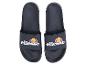 Een paar zwarte zwembadslippers met een kleurrijk logo en witte tekst.