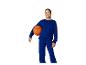 Vrouw in blauwe sportkleding met een basketbal.