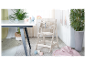 Een lichtbeige Tripp Trapp kinderstoel staat in een moderne kinderkamer.