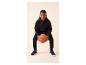 Jongen in zwarte hoodie en joggingbroek houdt een basketbal vast.